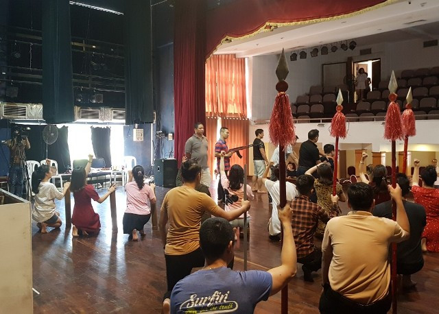 Các nghệ sĩ đang nỗ lực tập luyện "Người tạc tượng". Các nghệ sĩ đang nỗ lực tập luyện "Người tạc tượng".