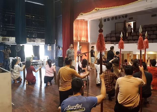 Các nghệ sĩ đang nỗ lực tập luyện "Người tạc tượng".