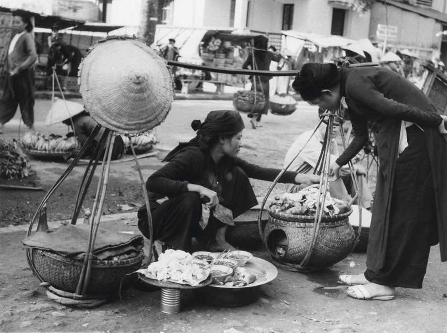 Gánh hàng rong với những món quà vặt nơi góc phố