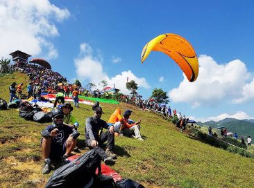 Lễ hội đặc biệt hấn dẫn với những cánh dù lượn Lễ hội đặc biệt hấn dẫn với những cánh dù lượn