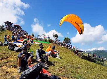 Lễ hội đặc biệt hấn dẫn với những cánh dù lượn Lễ hội đặc biệt hấn dẫn với những cánh dù lượn