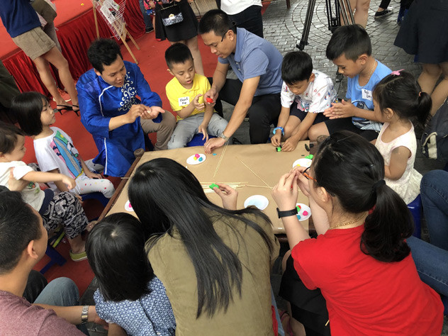 Bố mẹ và các con cùng nghệ nhân trải nghiệm nghệ thuật tạo hình tò he Bố mẹ và các con cùng nghệ nhân trải nghiệm nghệ thuật tạo hình tò he