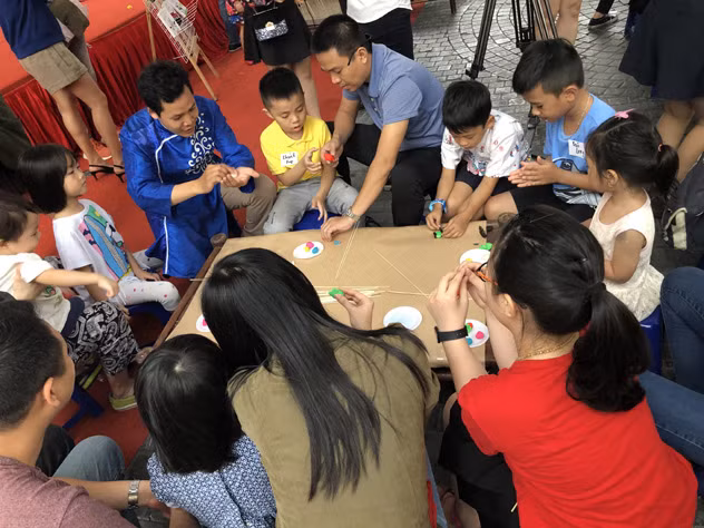 Bố mẹ và các con cùng nghệ nhân trải nghiệm nghệ thuật tạo hình tò he Bố mẹ và các con cùng nghệ nhân trải nghiệm nghệ thuật tạo hình tò he