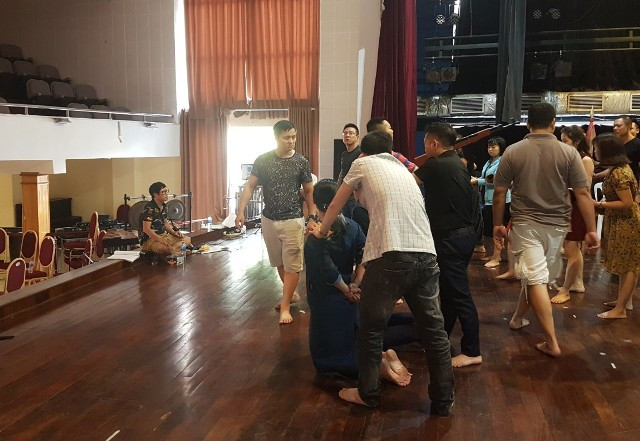 Nỗ lực và mong chờ ngày công diễn "Người tạc tượng". Nỗ lực và mong chờ ngày công diễn "Người tạc tượng".