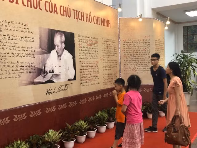 Triển lãm thu hút người tham quan ở nhiều độ tuổi.