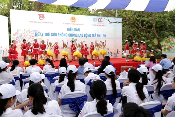 Trẻ em tham gia diễn đàn Trẻ em tham gia diễn đàn