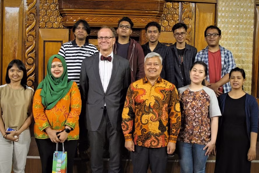 Ông Ibnu Hadi - Đại sứ Indonesia (người mặc áo vàng, hàng đầu) và ông Wilfried Eckstein – Giám đốc Viện Goethe VN tới thăm, cổ vũ các nghệ sĩ Indonesia.