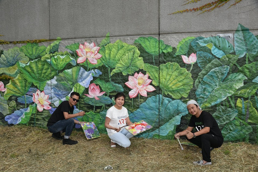 Không thể thiếu quốc hoa của Việt Nam xuất hiện trên bức tranh tường tại Pháp.