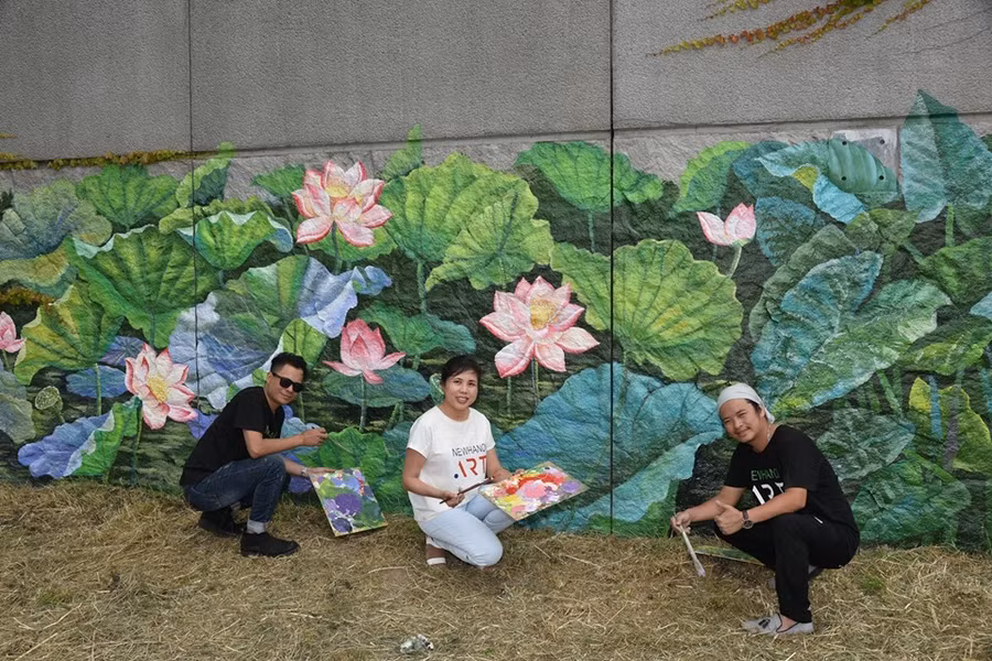 Không thể thiếu quốc hoa của Việt Nam xuất hiện trên bức tranh tường tại Pháp.