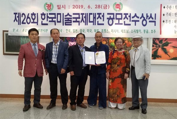 Họa sĩ Duy Hiển (nhận bằng chứng nhận Huy chương đồng), cùng họa sĩ Phan Thị Thanh Mai và các đồng nghiệp. Họa sĩ Duy Hiển (nhận bằng chứng nhận Huy chương đồng), cùng họa sĩ Phan Thị Thanh Mai và các đồng nghiệp.