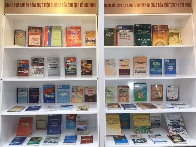 Một góc trưng bày những tư liệu quý.