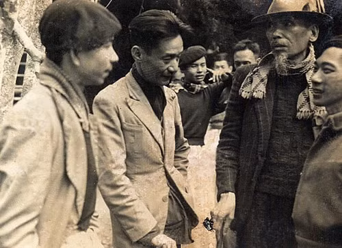 Học giả Phan Khôi (ngườ thứ hai từ trái qua) - Ảnh tư liệu.