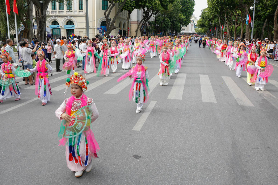 Một màn trình diễn tại Lễ hội đường phố “Trái tim hòa bình”. Một màn trình diễn tại Lễ hội đường phố “Trái tim hòa bình”.