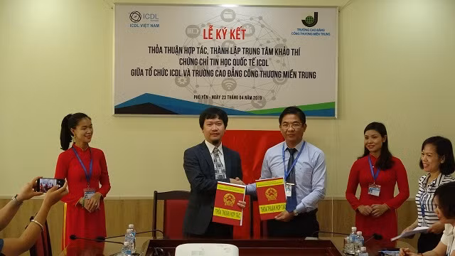 Đại diện Tổ chức GD ICDL và Trường CĐ Công thương miền Trung trao bản ký kết