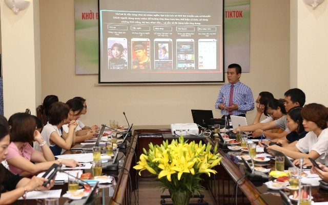 Ông Nguyễn Lâm Thanh – Giám đốc Chính sách TikTok VN giới thiệu nền tảng ứng dụng