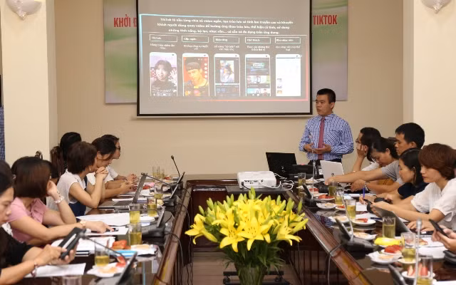 Ông Nguyễn Lâm Thanh – Giám đốc Chính sách TikTok VN giới thiệu nền tảng ứng dụng