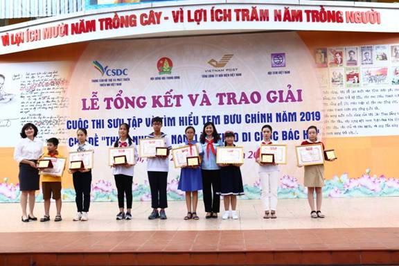 Đại diện lãnh đạo Hôi đồng Đội trung ương chúc mừng các thí sinh đoạt giải ba cuộc thi Đại diện lãnh đạo Hôi đồng Đội trung ương chúc mừng các thí sinh đoạt giải ba cuộc thi