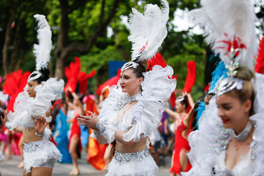 Các vũ công với màn trình diễn Carnival Các vũ công với màn trình diễn Carnival
