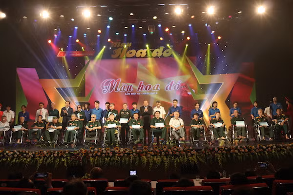 Phó Thủ tướng Thường trực Chính phủ Trương Hòa Bình, cùng lãnh đạo các Ban, bộ, ngành trao tặng sổ tiết kiệm cho các gia đình chính sách, người có công.