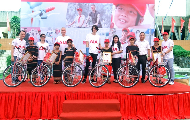 Ông Đinh Tuấn Hải - Phó GĐ Quỹ BTTEVN cùng nhà tài trợ tặng xe đạp cho trẻ em khó khăn Gia Lai