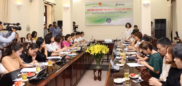 Bà Kim Lê - Phó giám đốc Trung tâm tư vấn và Dịch vụ truyền thông: chia sẻ thông tin việc triển khai chiến dịch