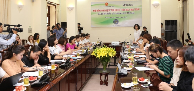 Bà Kim Lê - Phó giám đốc Trung tâm tư vấn và Dịch vụ truyền thông: chia sẻ thông tin việc triển khai chiến dịch