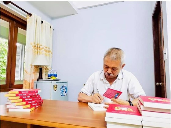 GS Trương Nguyện Thành ký tặng "Cha Voi" cho người hâm mộ