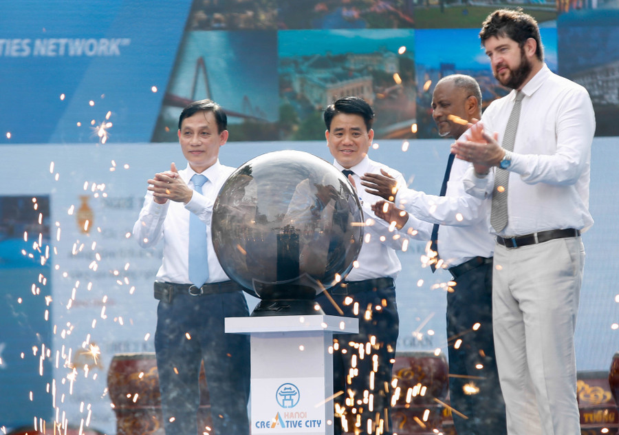 Chủ tịch UBND thành phố Hà Nội Nguyễn Đức Chung và các đại biểu các tổ chức bấm nút khai trương website “Hà Nội - Thành phố sáng tạo”. Chủ tịch UBND thành phố Hà Nội Nguyễn Đức Chung và các đại biểu các tổ chức bấm nút khai trương website “Hà Nội - Thành phố sáng tạo”.