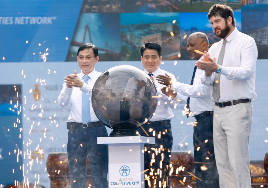 Chủ tịch UBND thành phố Hà Nội Nguyễn Đức Chung và các đại biểu các tổ chức bấm nút khai trương website “Hà Nội - Thành phố sáng tạo”.