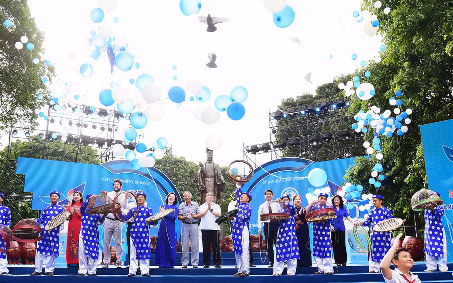 Thả chim bồ câu hòa bình tại Lễ kỷ niệm 20 đón nhận danh hiệu "Thành phố Vì hòa bình"