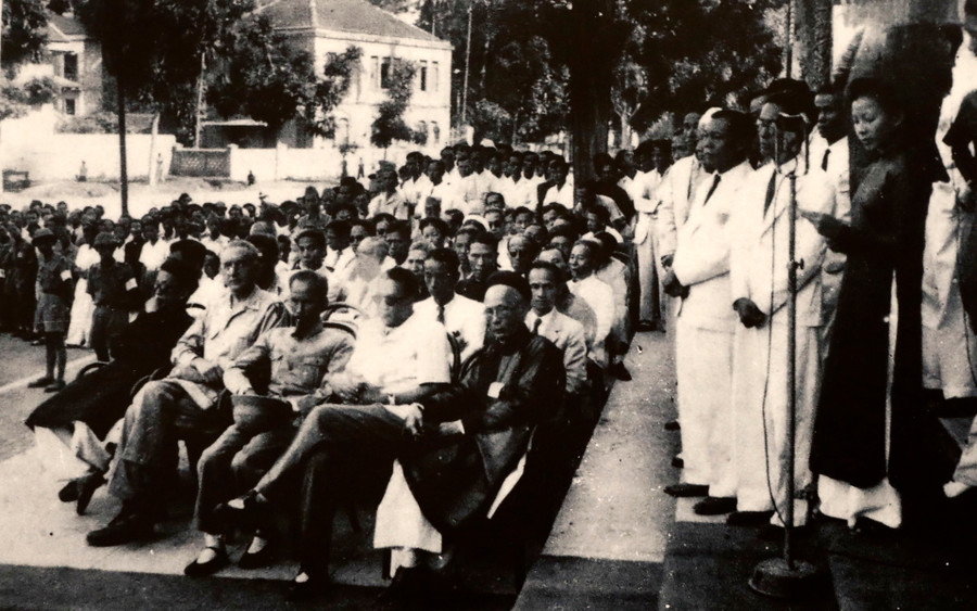 Mít tinh vận động cứu đói tổ chức trước Nhà hát Lớn Hà Nội 1946. Cụ Nguyễn Văn Tố mặc áo dài đen , ngồi hàng ghế đầu ngoài cùng bên trái. Mít tinh vận động cứu đói tổ chức trước Nhà hát Lớn Hà Nội 1946. Cụ Nguyễn Văn Tố mặc áo dài đen , ngồi hàng ghế đầu ngoài cùng bên trái.