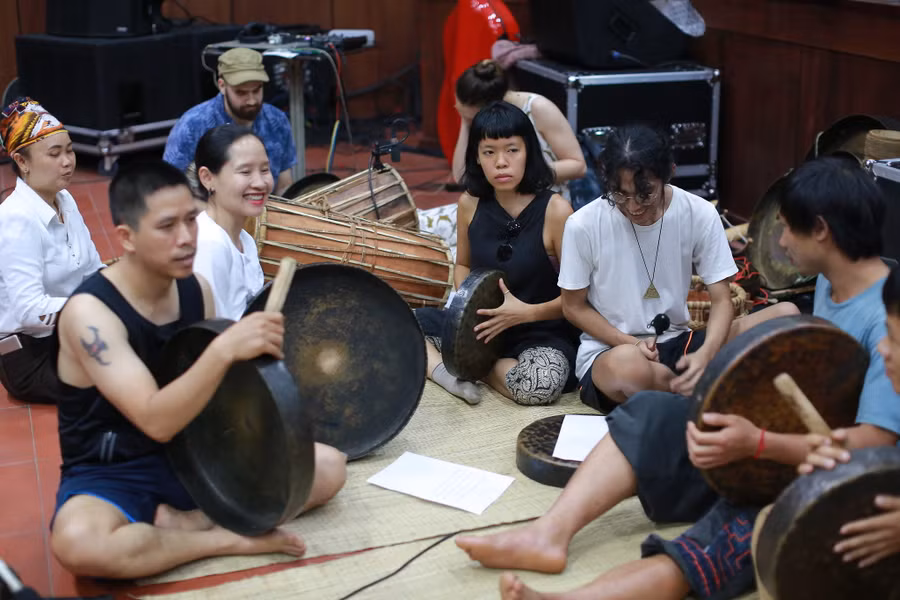 Các nghệ sĩ say sưa tập luyện