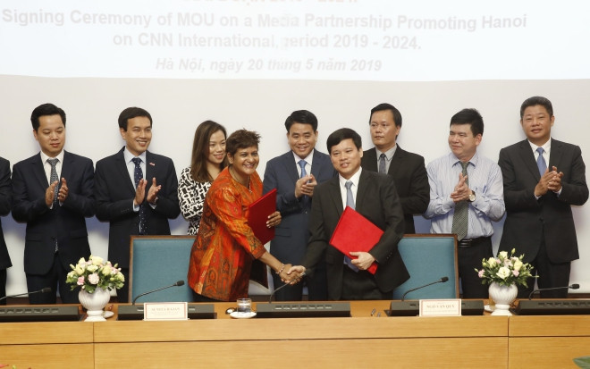 Ông Ngô Văn Quý và bà Sunita Rajan bắt tay trao văn bản hợp tác Ông Ngô Văn Quý và bà Sunita Rajan bắt tay trao văn bản hợp tác