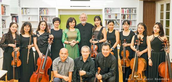 Nhóm nhạc đương đại Hà Nội và nhạc trưởng người Mỹ Jeff Vonder Schmidt trong chuyến lưu diễn tại TP Yogyakarta - Indonesia.