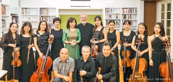 Nhóm nhạc đương đại Hà Nội và nhạc trưởng người Mỹ Jeff Vonder Schmidt trong chuyến lưu diễn tại TP Yogyakarta - Indonesia.