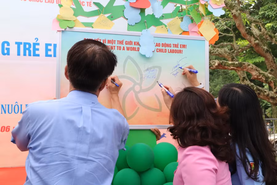 Đại diện các Bộ, ban ngành ký cam kết chấm dứt tình trạng lao động trẻ em