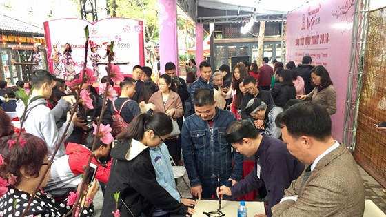 Viết thư pháp- một hoạt động thu hút độc giả trên Phố Sách Viết thư pháp- một hoạt động thu hút độc giả trên Phố Sách