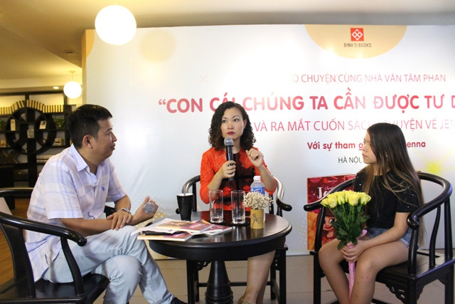 Nhà văn Hoàng Anh Tú , nhà văn Tâm Phan cùng con gái Jenna giao lưu trò chuyện về cuốn sách.