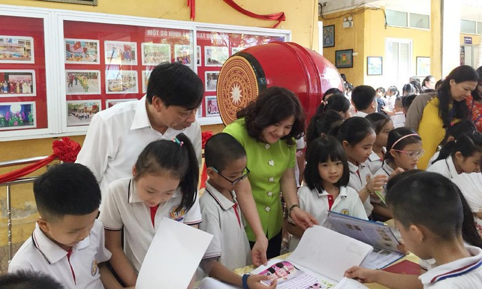 Các đại biểu tham quan khu triển lãm những bài thi đoạt giải Các đại biểu tham quan khu triển lãm những bài thi đoạt giải