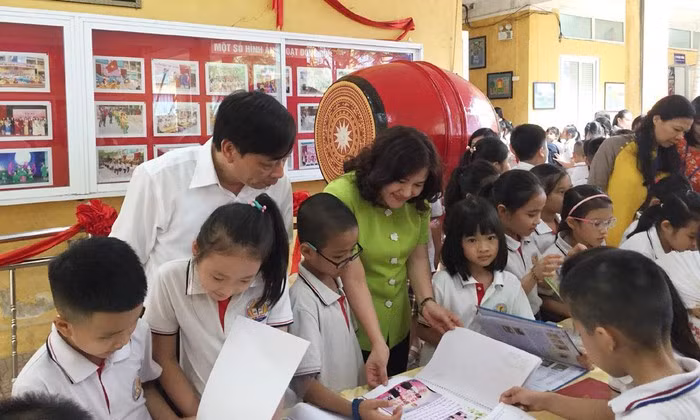 Các đại biểu tham quan khu triển lãm những bài thi đoạt giải Các đại biểu tham quan khu triển lãm những bài thi đoạt giải