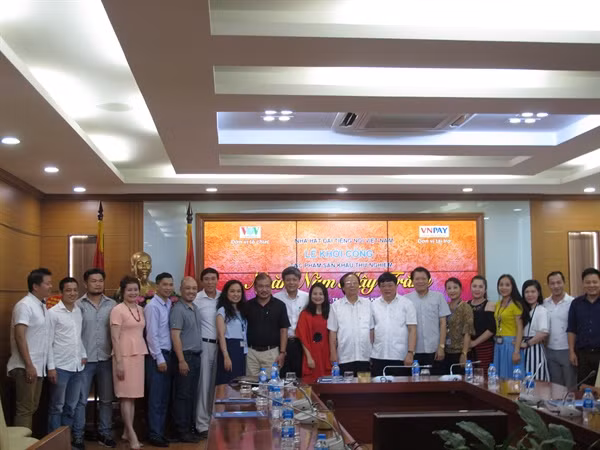 Ê kíp dàn dựng vở kịch hát "Ngàn năm mây trắng"