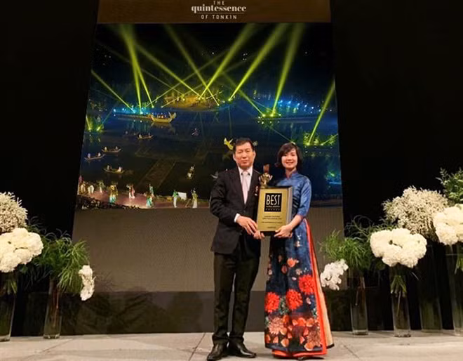 Đại diện Tập đoàn Tuần Châu nhận giải thưởng của BTC Best Hotels & Resorts Awards 2019. 