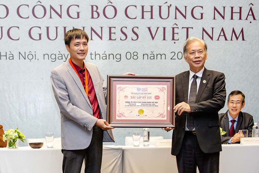 Đại diện chủ đầu tư nhận chứng nhận Kỷ lục Guinness Việt Nam hạng mục “Show diễn có sân khấu mặt nước lớn nhất Việt Nam” -Tháng 2/2018. Đại diện chủ đầu tư nhận chứng nhận Kỷ lục Guinness Việt Nam hạng mục “Show diễn có sân khấu mặt nước lớn nhất Việt Nam” -Tháng 2/2018.