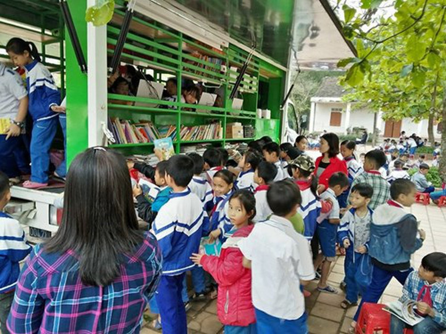 Các em học sinh vùng xa vùng sâu hào hứng tìm hiểu mô hình thư viện lưu động.