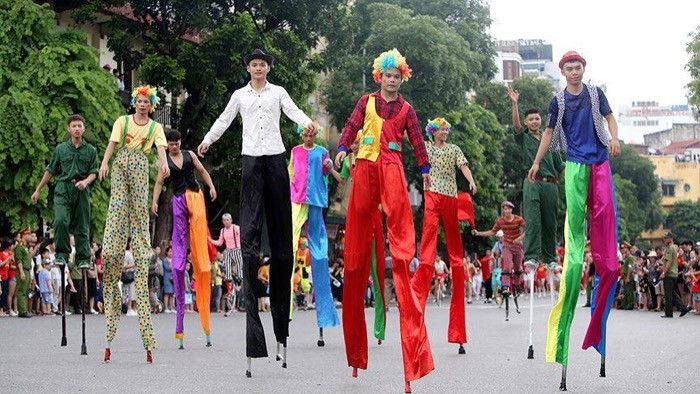 Trình diễn đi cà kheo