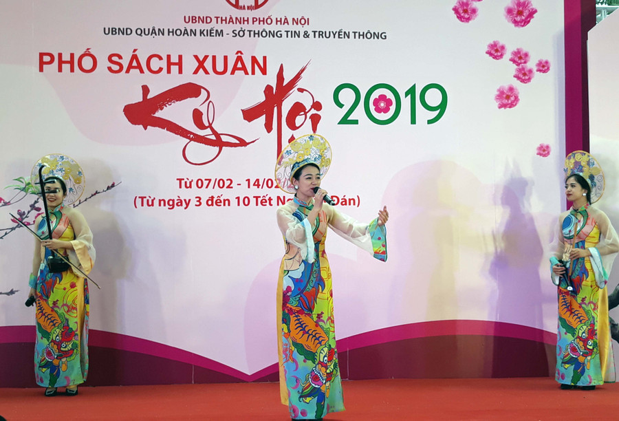 Biểu diễn văn nghệ tại lễ khai mạc Phố Sách xuân Kỷ Hợi. Biểu diễn văn nghệ tại lễ khai mạc Phố Sách xuân Kỷ Hợi.