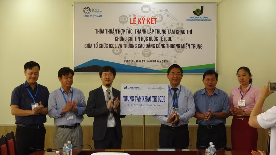 Các đại diện chúc mừng sự hợp tác của hai cơ quan