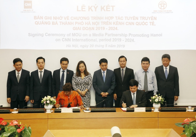 Phó Chủ tịch UBND TP Hà Nội Ngô Văn Quý cùng bà Sunita Rajan, Phó Chủ tịch cấp cao khu vực châu Á - Thái Bình Dương của CNN (Hoa Kỳ) ký bản bản thỏa thuận hợp tác Phó Chủ tịch UBND TP Hà Nội Ngô Văn Quý cùng bà Sunita Rajan, Phó Chủ tịch cấp cao khu vực châu Á - Thái Bình Dương của CNN (Hoa Kỳ) ký bản bản thỏa thuận hợp tác