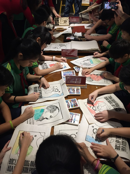 Các em học sinh tô màu các bức ttranh chân dung Bác Hồ Các em học sinh tô màu các bức ttranh chân dung Bác Hồ