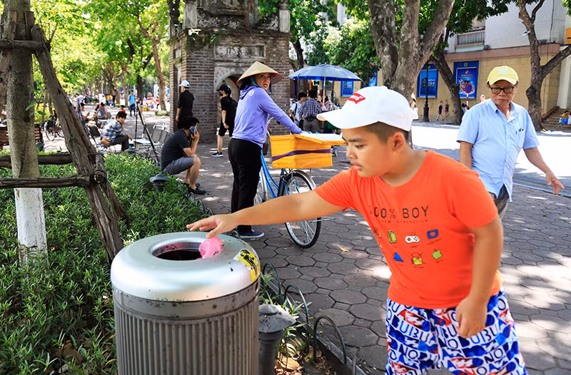 Bỏ rác vào đúng nơi qui dịnh cũng là hành vi thể hiện sự văn minh